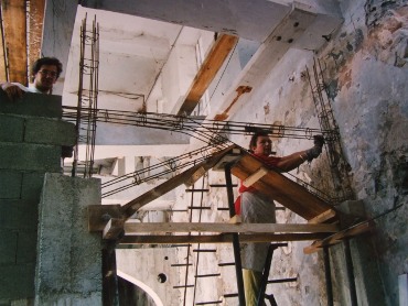 Frédéric Morin et Salomé à Saillans (26) : coffrage et ferraillage des arches du futur atelier au R-1 en 2004