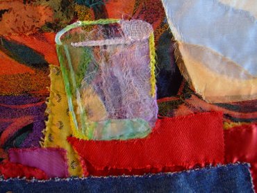 Frédéric Morin et Salomé à Saillans (26) : détail d'un verre dans une peinture en tissus de Renée Blanche