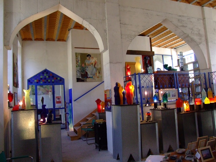 Frédéric Morin et Salomé à Saillans (26) : entrée de la galerie en 2008 expo Renée Blanche