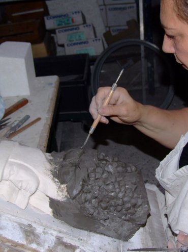 Frédéric Morin et Salomé à Saillans (26) : Salomé complétant d'argile un moule à chaussette pour une sculpture en juillet 2009