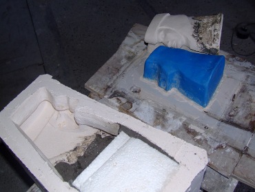 Frédéric Morin et Salomé à Saillans (26) : Salomé démoulant cette sculpture ci-dessus munie d'un moule à chaussette complété d'argile en juillet 2009