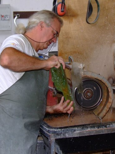 Frédéric Morin et Salomé à Saillans (26) : Frédéric taillant les adhérences d'une sculpture à la roue diamant dure grain 60
