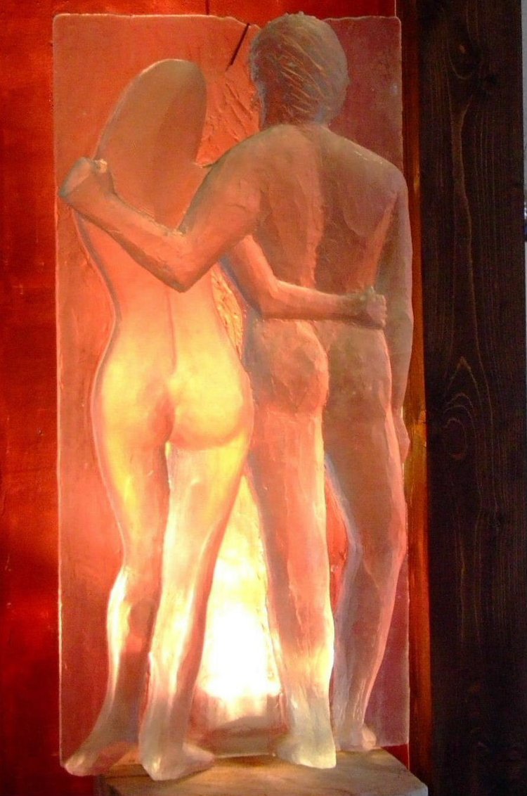 Frédéric Morin et Salomé à Saillans (26) : « La chute de reins » (50x25x h=100cm pour 64kg) de 2003 en verre TGI devant un mur rouge dans la galerie de Saillans