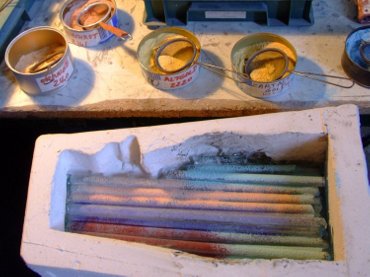 Frédéric Morin et Salomé à Saillans (26) : Salomé préparant la charge colorée de verre TGI pour la sculpture ci-dessus en juillet 2011