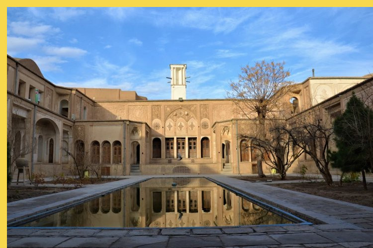 architecture bioclimatique = fluidité des espaces entre dedans et dehors : Kashan maison Borujerdi par Maryam vers 1857 - côté nord de la cour principale et sa terrasse de réception d'hiver, au soleil