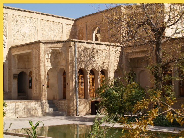 architecture bioclimatique = fluidité des espaces entre dedans et dehors : Kashan maison Borujerdi par Maryam vers 1857 - la terrasse de réception d'hiver, au soleil une grande partie de la journée