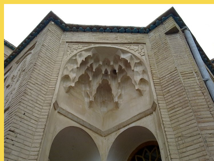 architecture bioclimatique = fluidité des espaces entre dedans et dehors : Kashan maison Borujerdi par Maryam vers 1857 - deux portes sont protégées par une trompe commune ornée de muqarnas, = stalagtites en français
