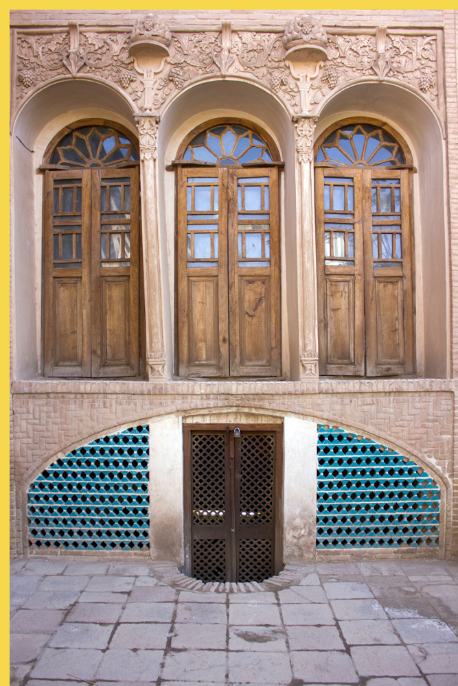 architecture bioclimatique = fluidité des espaces entre dedans et dehors : Kashan maison Borujerdi par Maryam vers 1857 - façade sur cour de deux niveaux d'habitation, au rez-de-chaussée et en sous-sol