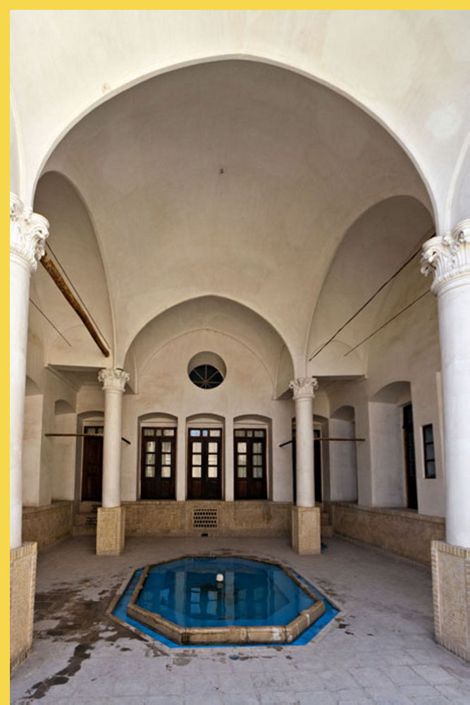 architecture bioclimatique = fluidité des espaces entre dedans et dehors : Kashan maison Borujerdi par Maryam vers 1857 - espace d'habitation à double hauteur au rez-de-chaussée, non fermé, avec un bassin octogonal sous la coupole