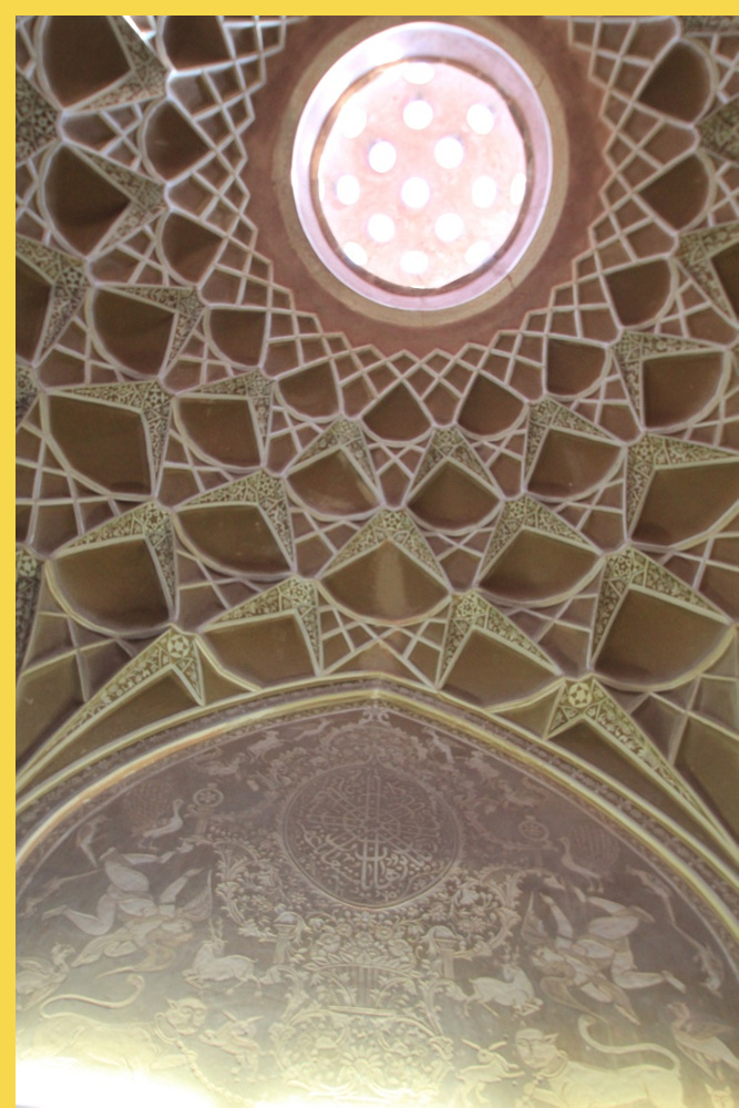 architecture bioclimatique = fluidité des espaces entre dedans et dehors : Kashan maison Borujerdi par Maryam vers 1857 - coupole à muqarnas d'une pièce d'hiver