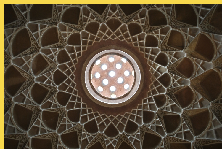 architecture bioclimatique = fluidité des espaces entre dedans et dehors : Kashan maison Borujerdi par Maryam vers 1857 - coupole à muqarnas d'une pièce d'hiver