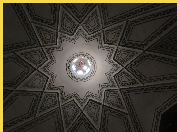 architecture bioclimatique = fluidité des espaces entre dedans et dehors : Kashan maison Borujerdi par Maryam vers 1857 - coupole à muqarnas d'une pièce d'hiver