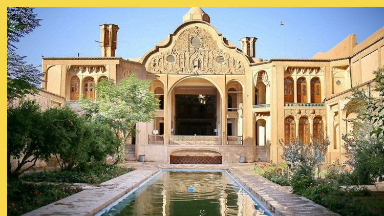 architecture bioclimatique = fluidité des espaces entre dedans et dehors : Kashan maison Borujerdi par Maryam vers 1857 - vue générale de la cour vers le Sud montrant la position des tours-à-vents