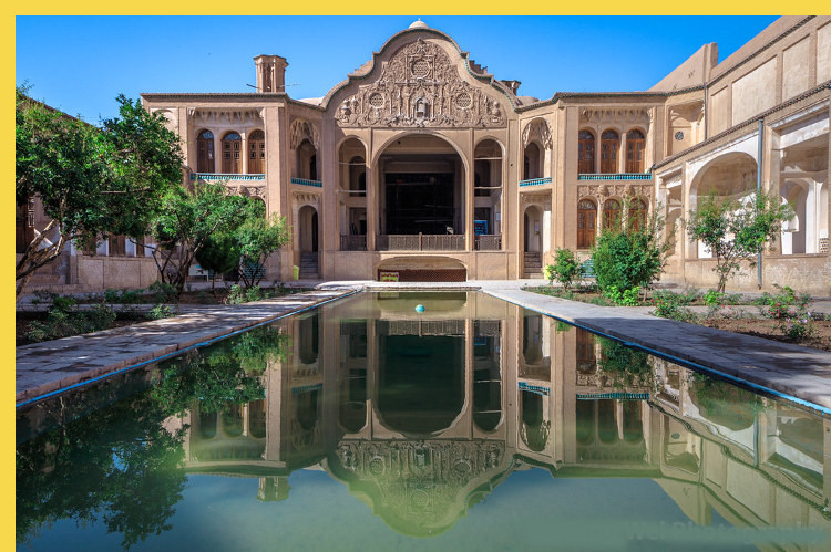 architecture bioclimatique = fluidité des espaces entre dedans et dehors : Kashan maison Borujerdi par Maryam vers 1857 - vue générale de la cour vers le Sud montrant la position des tours-à-vents