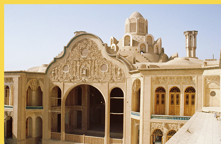 architecture bioclimatique = fluidité des espaces entre dedans et dehors : Kashan maison Borujerdi par Maryam vers 1857 - l'ouverture de l'iwan sur la cour et les toits du salon d'apparat d'été
