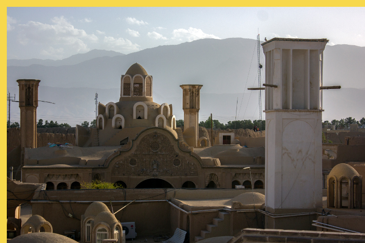 architecture bioclimatique = fluidité des espaces entre dedans et dehors : Kashan maison Borujerdi par Maryam vers 1857 - vue générale de la cour vers le Sud montrant la position de l'iwan, du dôme de la salle de réception et des tours-à-vents de ventilation