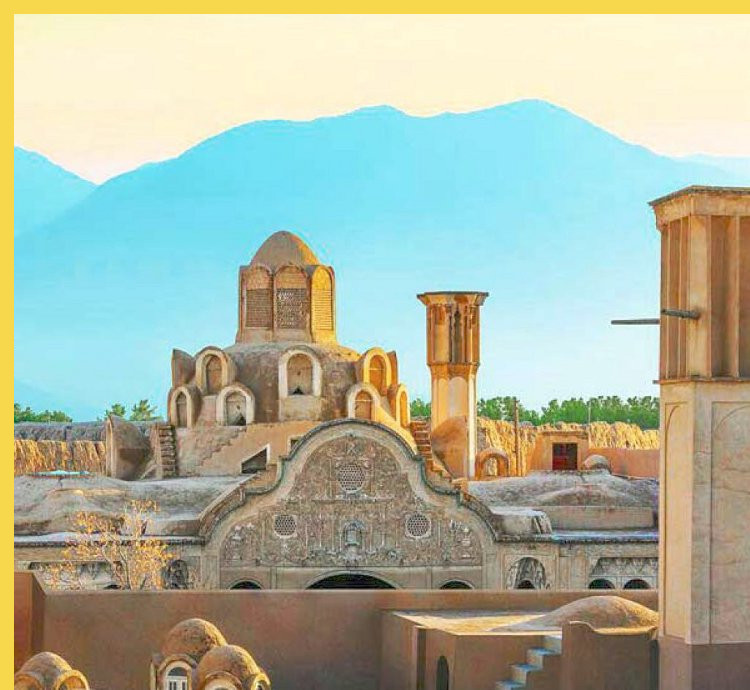 architecture bioclimatique = fluidité des espaces entre dedans et dehors : Kashan maison Borujerdi par Maryam vers 1857 - vue générale de la cour vers le Sud montrant la position de l'iwan, du dôme de la salle de réception et des tours-à-vents de ventilation