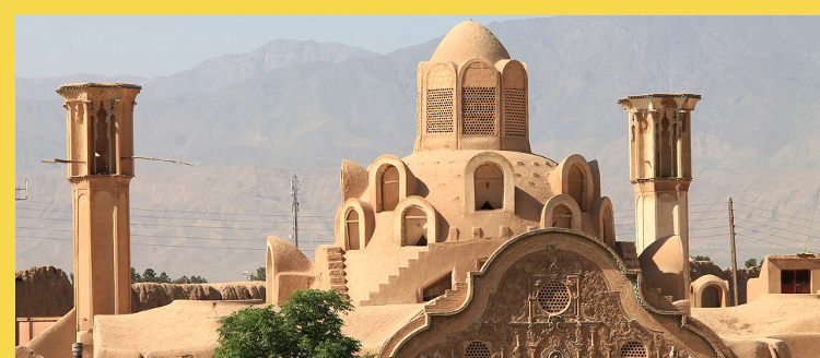 architecture bioclimatique = fluidité des espaces entre dedans et dehors : Kashan maison Borujerdi par Maryam vers 1857 - vue générale de la cour vers le Sud montrant la position de l'iwan, du dôme de la salle de réception et des tours-à-vents de ventilation