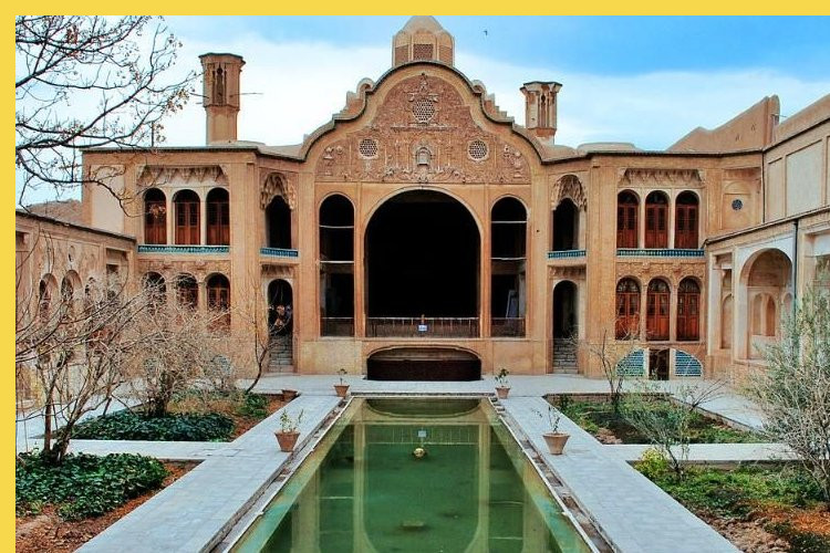 architecture bioclimatique = fluidité des espaces entre dedans et dehors : Kashan maison Borujerdi par Maryam vers 1857 - vue générale de la cour vers le Sud, montrant l'ouverture de l'iwan de la salle de réception et des tours-à-vents de ventilation