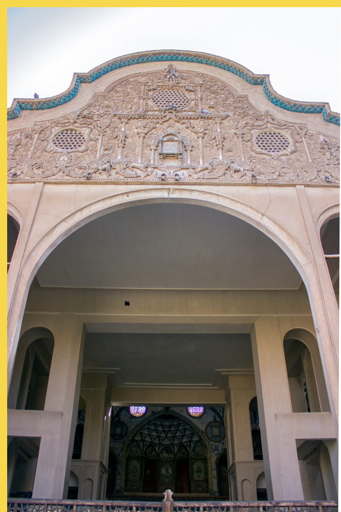 architecture bioclimatique = fluidité des espaces entre dedans et dehors : Kashan maison Borujerdi par Maryam vers 1857 - l'ouverture de l'iwan de la salle de réception ne présente aucun décor : voici un espace brut