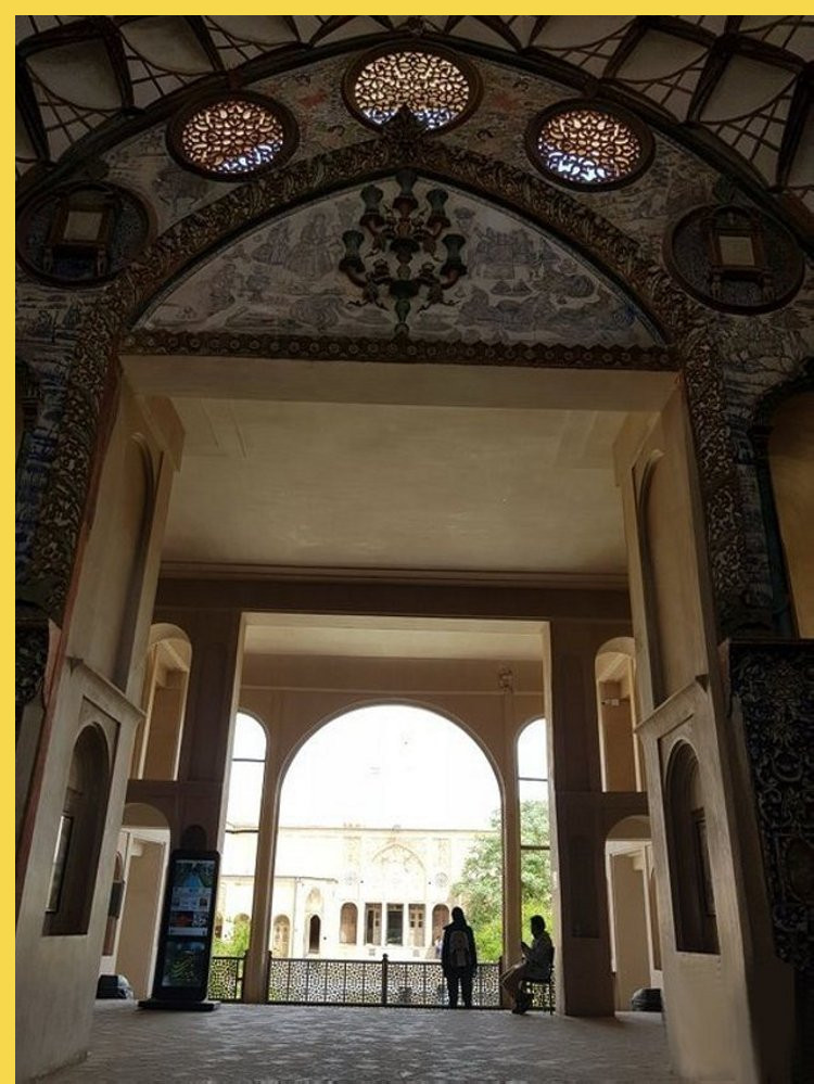 architecture bioclimatique = fluidité des espaces entre dedans et dehors : Kashan maison Borujerdi par Maryam vers 1857 - l'ouverture de l'iwan brut sur la salle de réception richement décorée