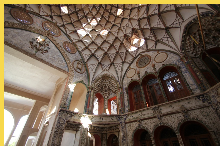 architecture bioclimatique = fluidité des espaces entre dedans et dehors : Kashan maison Borujerdi par Maryam vers 1857 - l'ouverture de l'iwan brut sur la salle de réception richement décorée