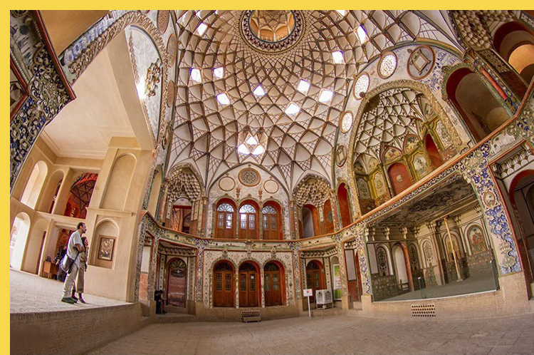 architecture bioclimatique = fluidité des espaces entre dedans et dehors : Kashan maison Borujerdi par Maryam vers 1857 - l'ouverture de l'iwan brut sur la salle de réception richement décorée