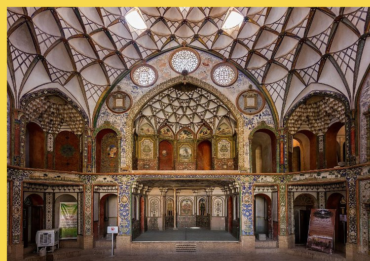 architecture bioclimatique = fluidité des espaces entre dedans et dehors : Kashan maison Borujerdi par Maryam vers 1857 - la salle de réception d'été richement décorée, vue vers le Sud