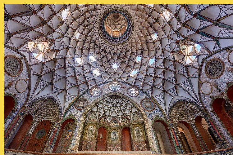 architecture bioclimatique = fluidité des espaces entre dedans et dehors : Kashan maison Borujerdi par Maryam vers 1857 - le balcon intérieur au-dessus de l'alcôve sud, sous la coupole à muquarnas = stalagtites