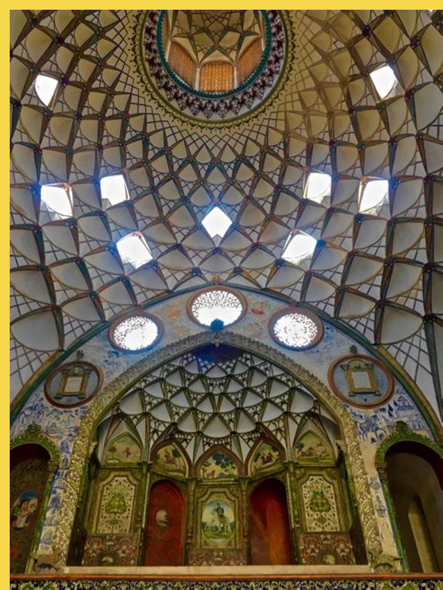 architecture bioclimatique = fluidité des espaces entre dedans et dehors : Kashan maison Borujerdi par Maryam vers 1857 - le balcon intérieur au-dessus de l'alcôve sud, sous la coupole à muquarnas = stalagtites