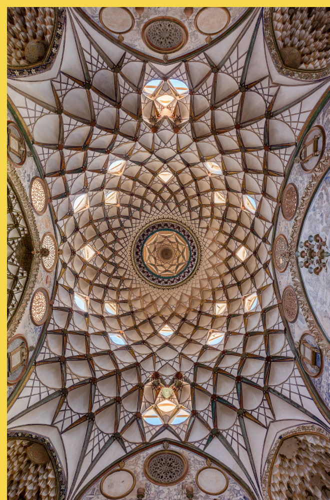 architecture bioclimatique = fluidité des espaces entre dedans et dehors : Kashan maison Borujerdi par Maryam vers 1857 - vue kaléïdoscopique de la coupole à muqarnas = stalagtites du talar central
