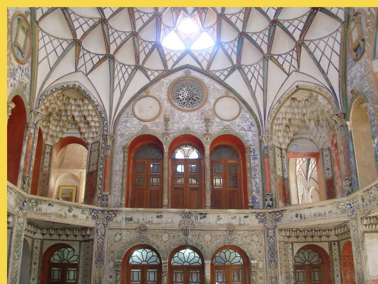 architecture bioclimatique = fluidité des espaces entre dedans et dehors : Kashan maison Borujerdi par Maryam vers 1857 - détail du lanternon de la coupole à muqarnas = stalagtites du talar central