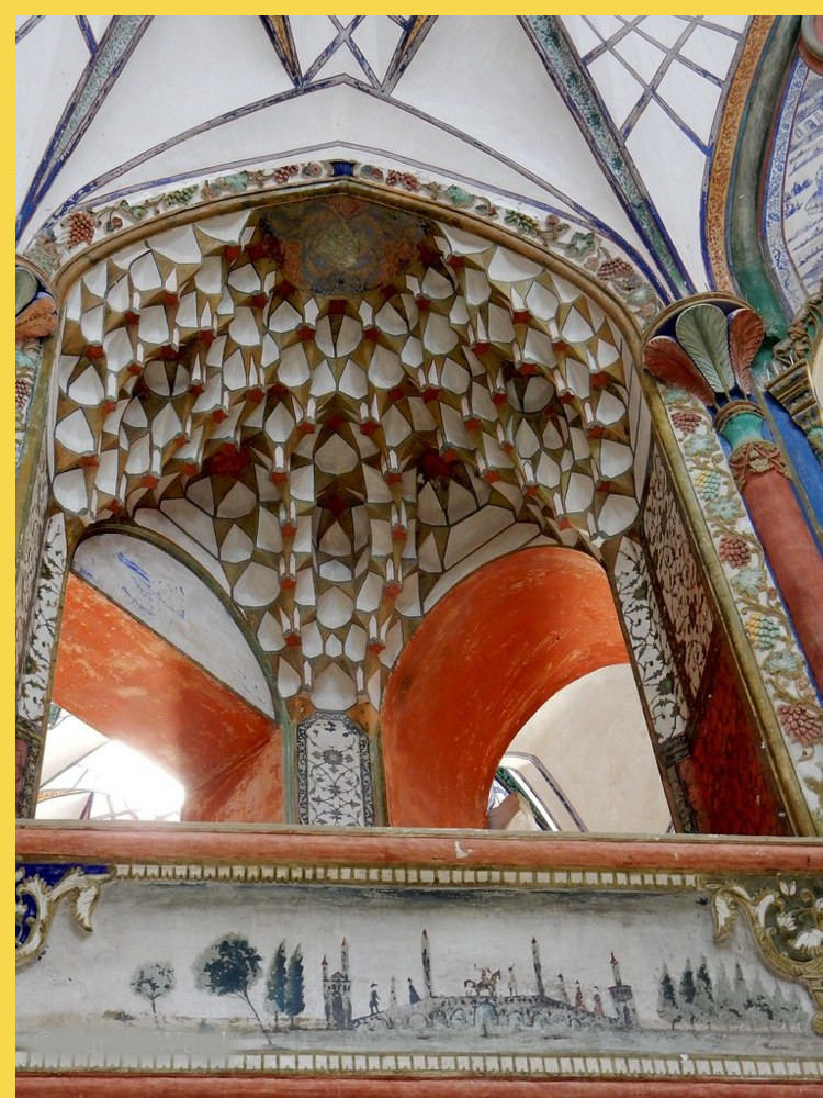 architecture bioclimatique = fluidité des espaces entre dedans et dehors : Kashan maison Borujerdi par Maryam vers 1857 - détail du lanternon de la coupole à muqarnas = stalagtites du talar central