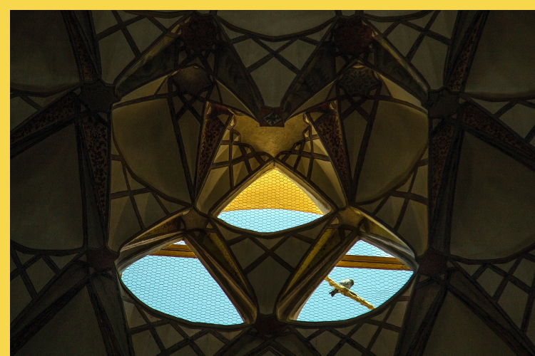 architecture bioclimatique = fluidité des espaces entre dedans et dehors : Kashan maison Borujerdi par Maryam vers 1857 - intérieur de la coupole du talar central, prises de jours protégées