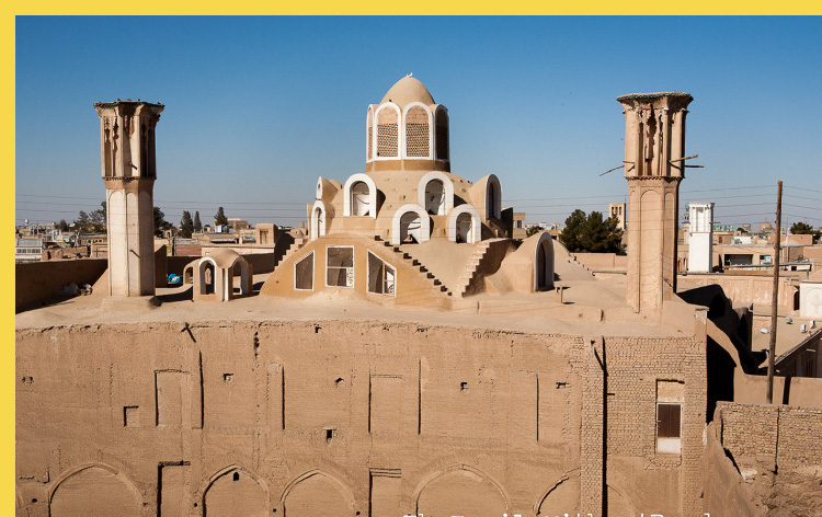 architecture bioclimatique = fluidité des espaces entre dedans et dehors : Kashan maison Borujerdi par Maryam vers 1857 - vue générale extérieure du dôme du talar central depuis le Sud = façade aveugle