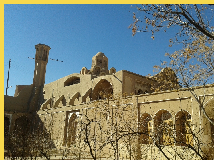 architecture bioclimatique = fluidité des espaces entre dedans et dehors : Kashan maison Borujerdi par Maryam vers 1857 - vue générale extérieure du dôme du talar central depuis la cour voisine au Sud-Ouest