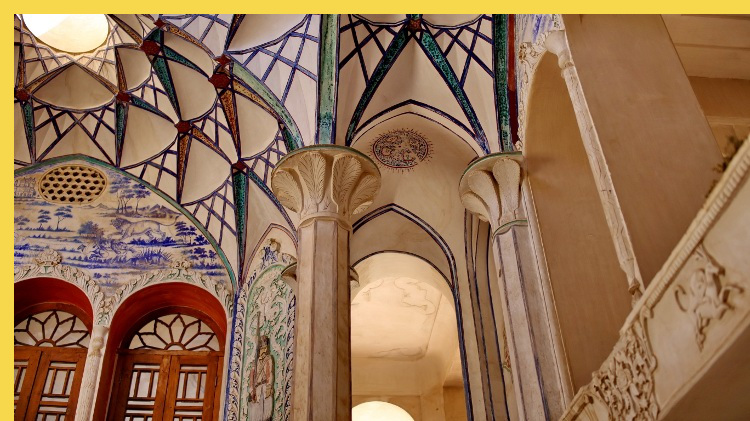 architecture bioclimatique = fluidité des espaces entre dedans et dehors : Kashan maison Borujerdi par Maryam vers 1857 - vue intérieure de la coupole d'un talar latéral et l'un de ses occuli