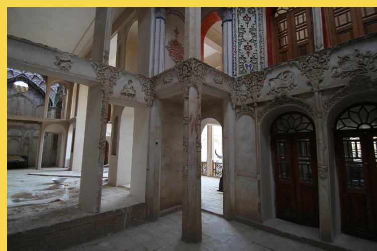 architecture bioclimatique = fluidité des espaces entre dedans et dehors : Kashan maison Borujerdi par Maryam vers 1857 - les deux salles latérales s'ouvrent de part et d'autre sur le profond iwan central