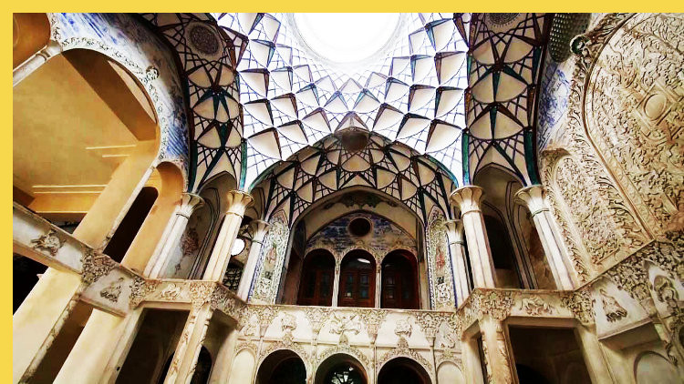 architecture bioclimatique = fluidité des espaces entre dedans et dehors : Kashan maison Borujerdi par Maryam vers 1857 - vue générale intérieure vers le Sud du talar latéral ouest