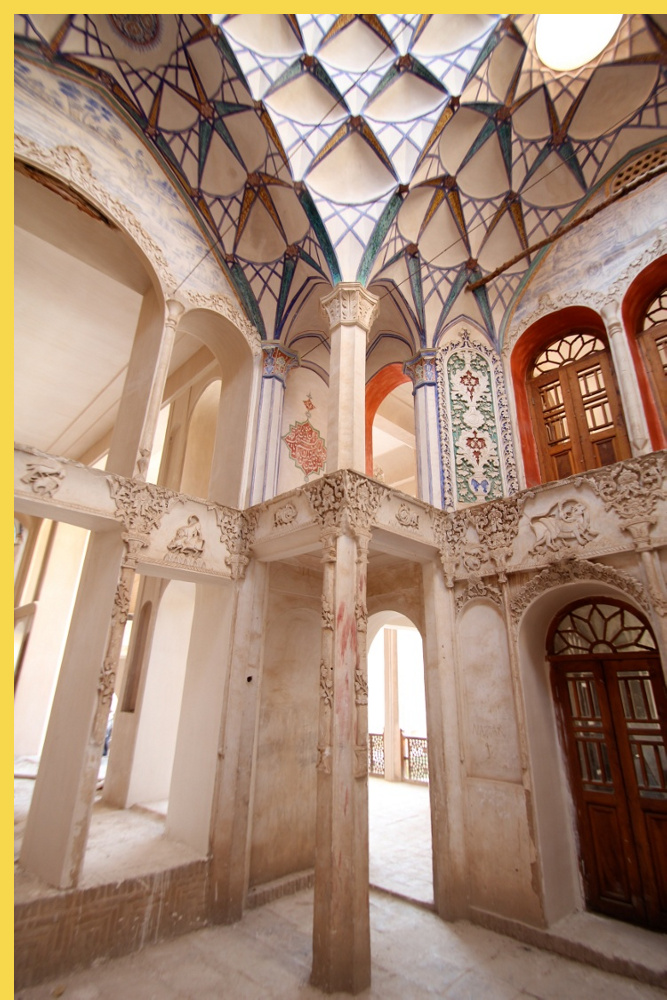 architecture bioclimatique = fluidité des espaces entre dedans et dehors : Kashan maison Borujerdi par Maryam vers 1857 - les salles latérales s'ouvrent sur le profond iwan central, ici l'angle nord-ouest de la salle latérale est