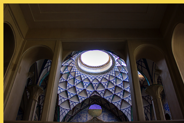 architecture bioclimatique = fluidité des espaces entre dedans et dehors : Kashan maison Borujerdi par Maryam vers 1857 - vue vers l'Ouest depuis l'iwan central du talar latéral ouest, sa coupole à stalagtites et son occulus central