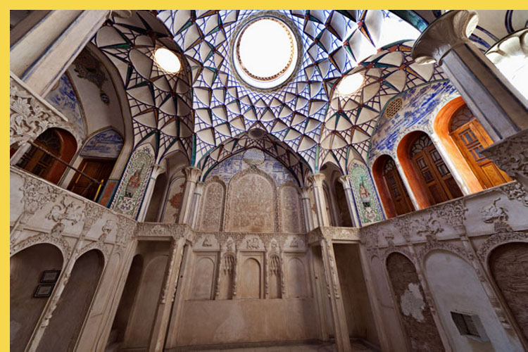 architecture bioclimatique = fluidité des espaces entre dedans et dehors : Kashan maison Borujerdi par Maryam vers 1857 - vue générale intérieure vers l'Ouest du talar latéral ouest et ses 3 occuli