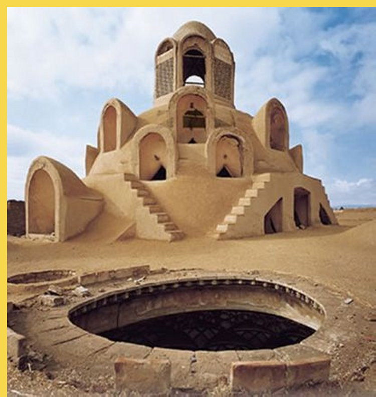 architecture bioclimatique = fluidité des espaces entre dedans et dehors : Kashan maison Borujerdi par Maryam vers 1857 -  en toiture, devant le dôme du hall principal, deux des 3 occuli du talar latéral est