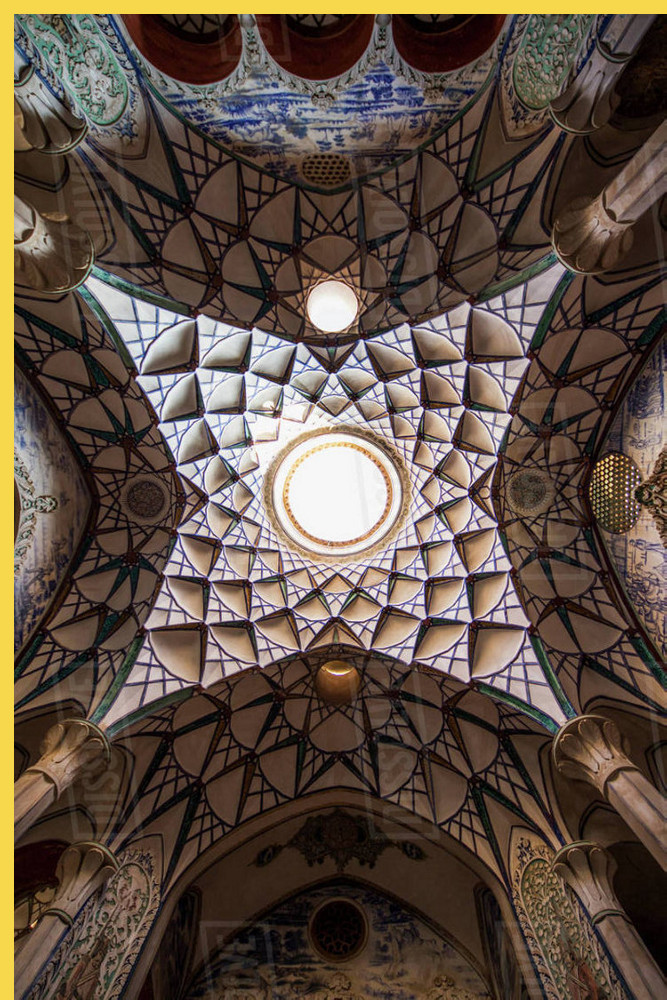 architecture bioclimatique = fluidité des espaces entre dedans et dehors : Kashan maison Borujerdi par Maryam vers 1857 - vue kaléïdoscopique de la coupole à stalagtites de l'un des talars latéraux