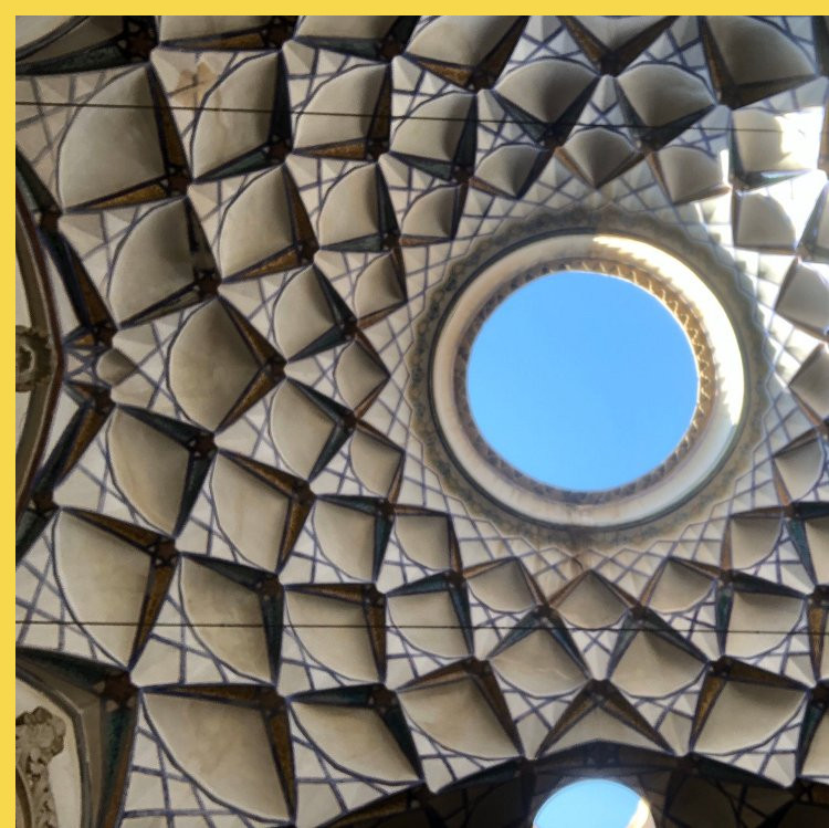 architecture bioclimatique = fluidité des espaces entre dedans et dehors : Kashan maison Borujerdi par Maryam vers 1857 - détail des stalagtites d'un talar latéral et ses occuli