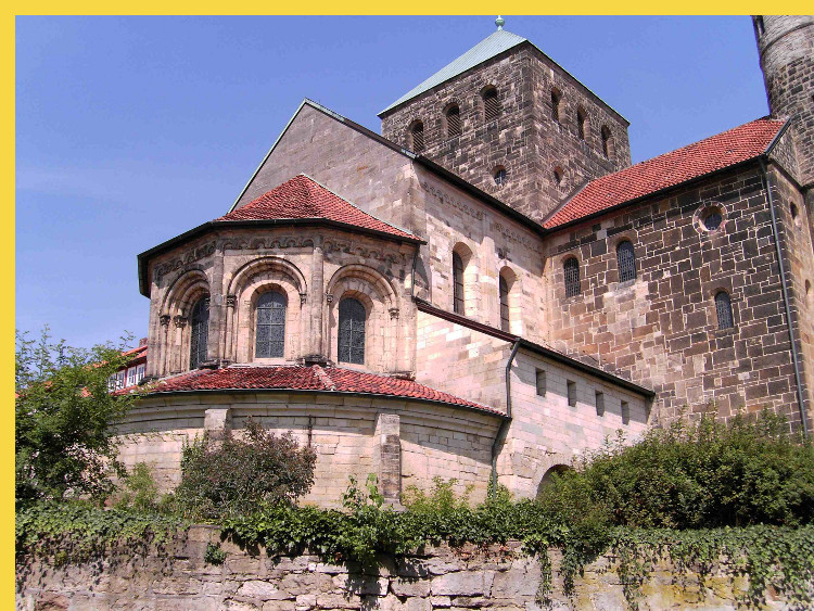 architecture carolingienne - Hildesheim (D) église carolingienne Saint-Michaël vers 1010 - la contre-abside impériale du bloc de façade occidental et son transept côté sud-ouest