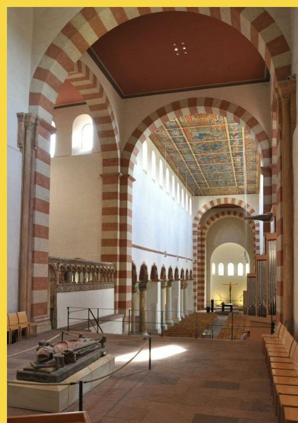 architecture carolingienne - Hildesheim (D) église carolingienne Saint-Michaël vers 1010 - vue intérieure depuis le bloc de façade occidental sur-élevé et son transept vers la nef et le choeur