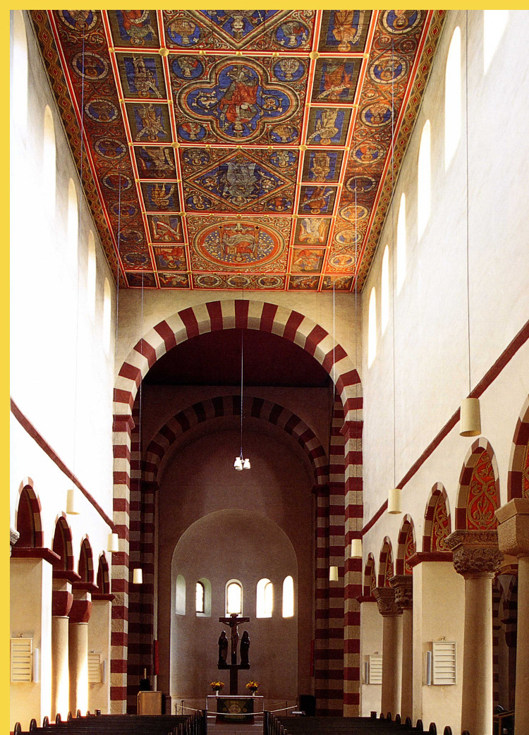 architecture carolingienne - Hildesheim (D) église carolingienne Saint-Michaël vers 1010 - vue intérieure de la nef charpentée et du choeur