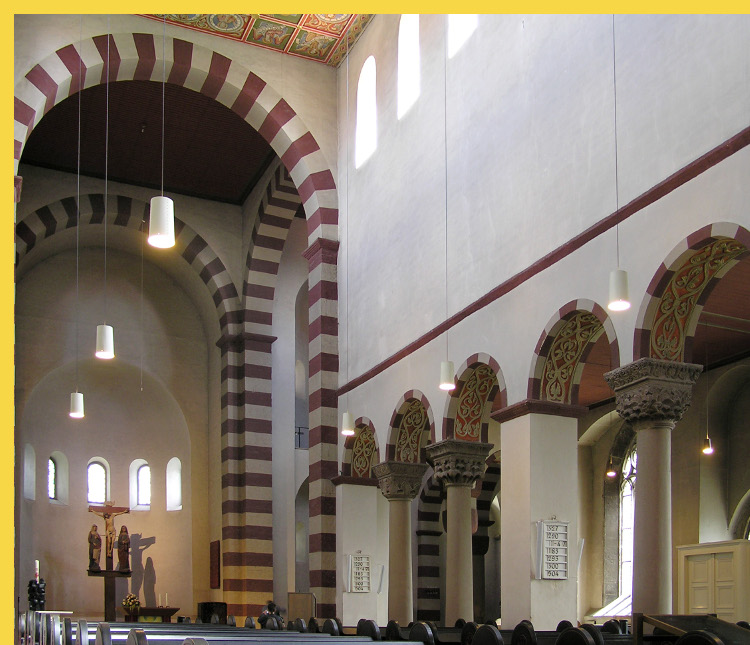 architecture carolingienne - Hildesheim (D) église carolingienne Saint-Michaël vers 1010 - vue intérieure de la nef charpentée, du transept sud-est et du choeur