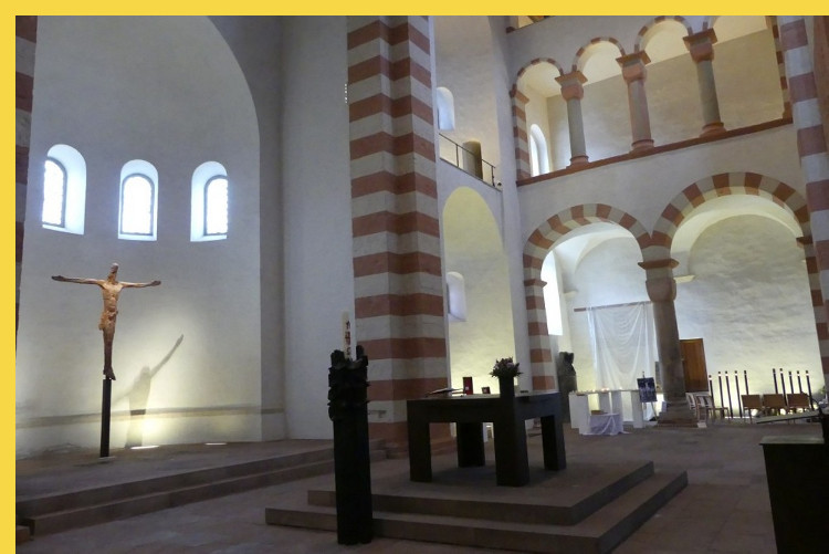 architecture carolingienne - Hildesheim (D) église carolingienne Saint-Michaël vers 1010 - vue intérieure du choeur et de l'autel devant le transept sud-est